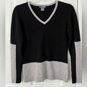 GRIFFEN 100% Cashmere V Neck Sweater Black/Gray Colorblock Size XS Luxury Soft